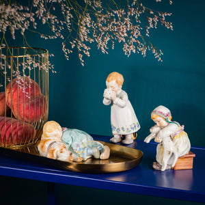 Miniatur Hentschelkind mit Hund liegend